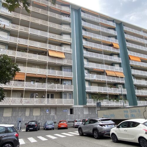 Piazza del Monastero, adiacente C.so Francia e a poca distanza dalla fermata della metropolitana “Pozzo Strada” vendiamo in stabile signorile anni ’70 con portineria un appartamento molto luminoso composto da ampio ingresso, saloncino, cucina abitabile, 2 camere, doppi servizi, ripostiglio, ampi balconi, cantina e soffitta. A disposizione un box auto singolo al prezzo di 30.000 €. L’appartamento è situato in una posizione molto tranquilla.